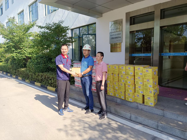 公司副總經(jīng)理到建材公司高溫慰問