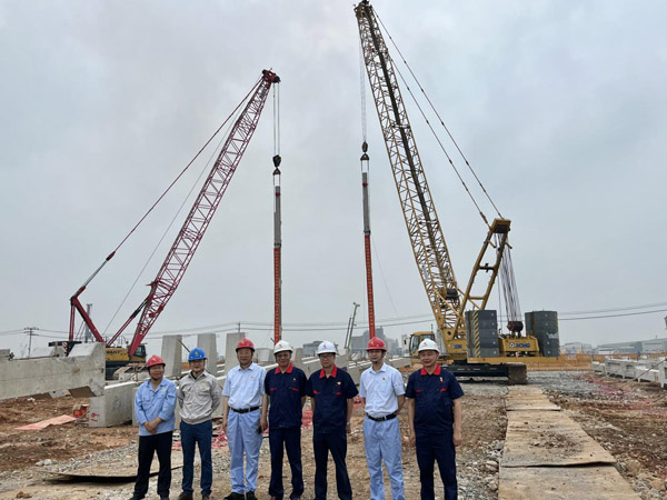銅基新材料項(xiàng)目電解主廠(chǎng)房首根預(yù)制立柱順利吊裝