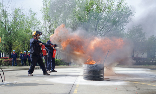 鋼構(gòu)公司開展消防應(yīng)急演練活動  鋼構(gòu)公司開展消防應(yīng)急演練活動