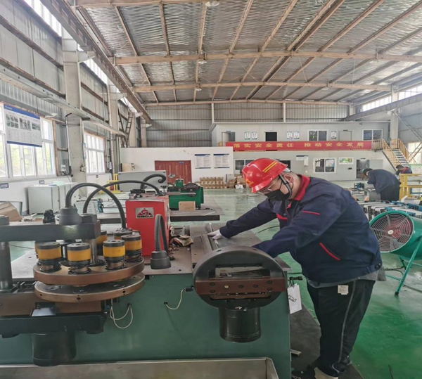 電控設(shè)備廠開足馬力掀起生產(chǎn)熱潮  電控設(shè)備廠開足馬力掀起生產(chǎn)熱潮