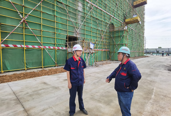 公司黨委書(shū)記走訪(fǎng)慰問(wèn)一線(xiàn)職工 公司黨委書(shū)記走訪(fǎng)慰問(wèn)一線(xiàn)職工