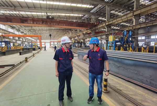 公司黨委書(shū)記走訪(fǎng)慰問(wèn)一線(xiàn)職工 公司黨委書(shū)記走訪(fǎng)慰問(wèn)一線(xiàn)職工