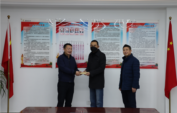 集團(tuán)公司黨委委員、副總經(jīng)理胡新付到公司走訪慰問